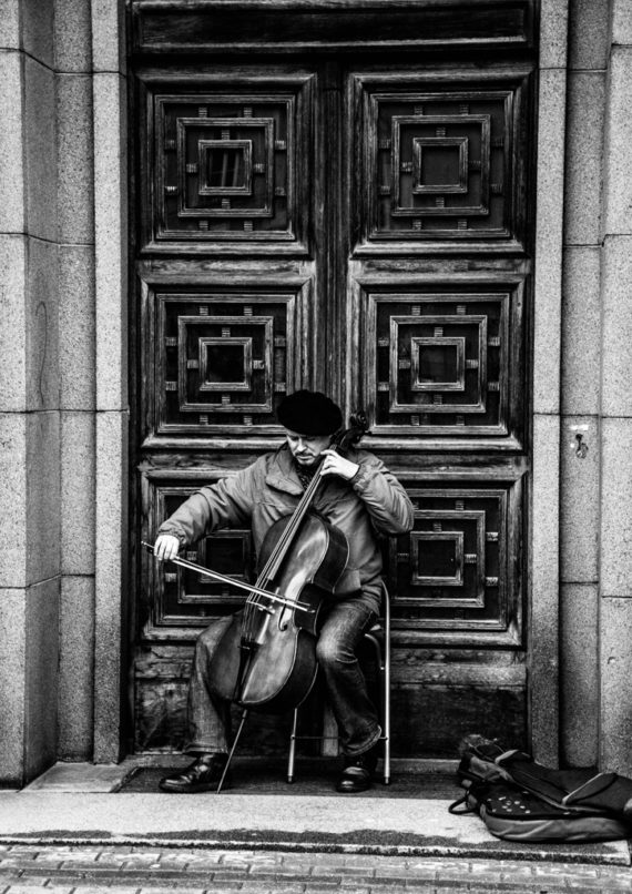 muzyk na ulicach rygi