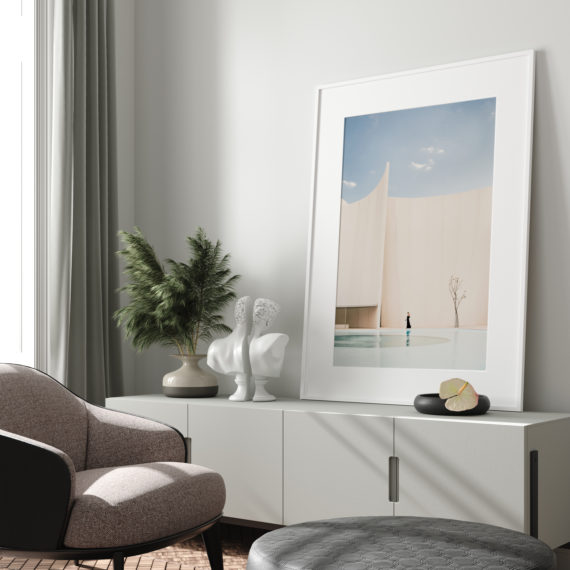 Plakat Kobieta w czerni na komodzie