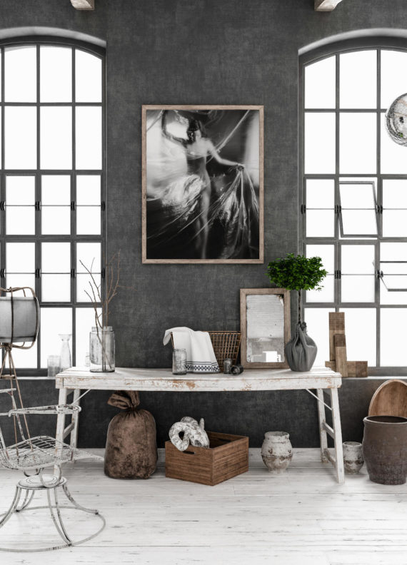 Plakat Kobieta i folia 2 w industiarlnym wnętrzu