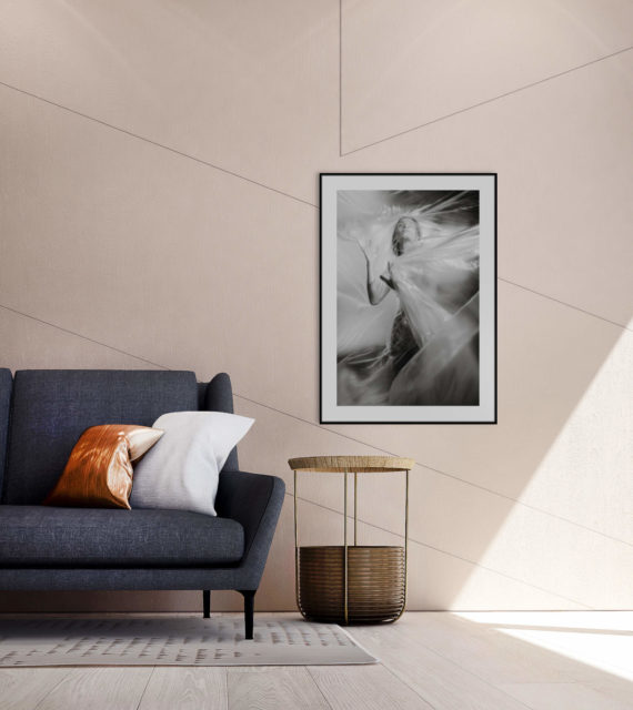 Plakat Kobieta i folia w nowoczesnym wnętrzu