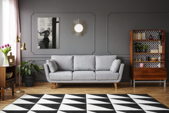 Plakat Kobieta przy oknie we wnętrzu vintage