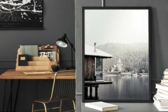 Plakat Górskie jezioro w czarnej ramie